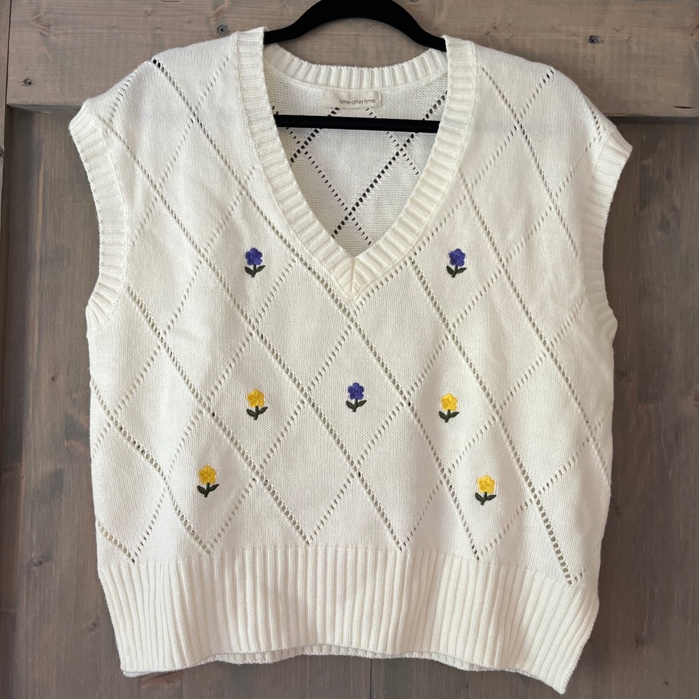 Time After Time Sweater Vest Floral Embroidered Knit Sleeveless Top Size‎ Large